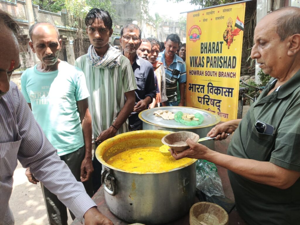 पश्चिम हनुमान मंदिर में 250 जरूरतमंद व्यक्तियों को खिचड़ी प्रसाद वितरण सेवा
